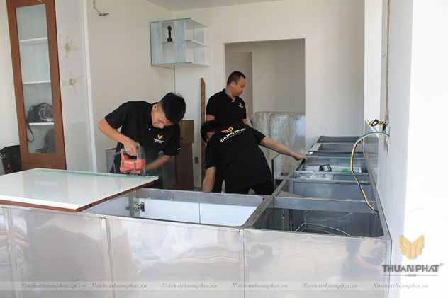Quá trình sản xuất, lắp đặt tủ bếp cần có độ chính xác, chuyên nghiệp
