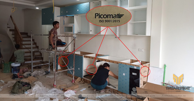 Một bộ tủ bếp nhựa Picomat đang được Nội Thất Thuận Phát lắp đặt tại nhà khách hàng