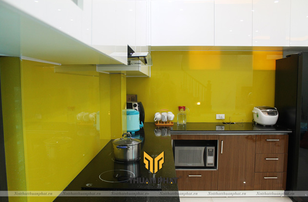 Kính ốp tường bếp màu vàng 