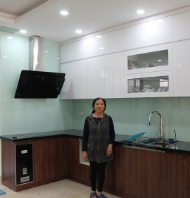 Tủ bếp Acrylic và Laminate "siêu to" liền phòng khách - cô Lý - Biệt thự Gamuda Garden