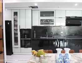 Tủ bếp inox cánh kính màu đen kết hợp trắng xanh nhà chị Hạnh - Mandarin Garden, Hoàng Minh Giám, Hà Nội