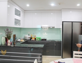 Tủ bếp Acrylic với quầy bar đẹp cho căn hộ chung cư Goldmark City