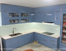 Tủ bếp inox cánh kính xanh dương độc đáo nhà anh Thắng - Trần Quý Cáp