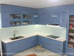 Tủ bếp inox cánh kính xanh dương độc đáo nhà anh Thắng - Trần Quý Cáp, Hà Nội