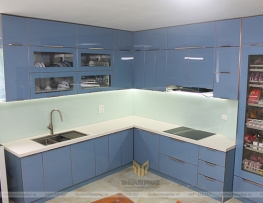 Tủ bếp inox cánh kính xanh dương độc đáo nhà anh Thắng - Trần Quý Cáp
