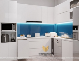 Tủ bếp MDF sơn trắng, kính xanh tạo điểm nhấn