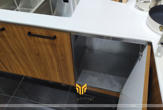 So sánh tủ bếp thùng inox và nhựa Picomat? Nên chọn loại nào?