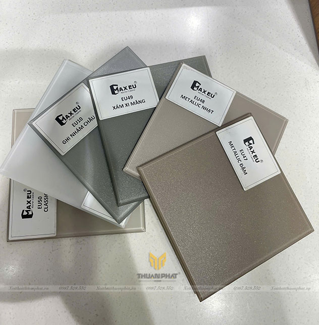 Tủ bếp inox cánh kính màu 'nhám' phong cách Châu Âu