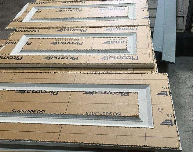 Cánh tủ bếp nhựa soi huỳnh âm CNC - Bền bỉ vượt thời gian