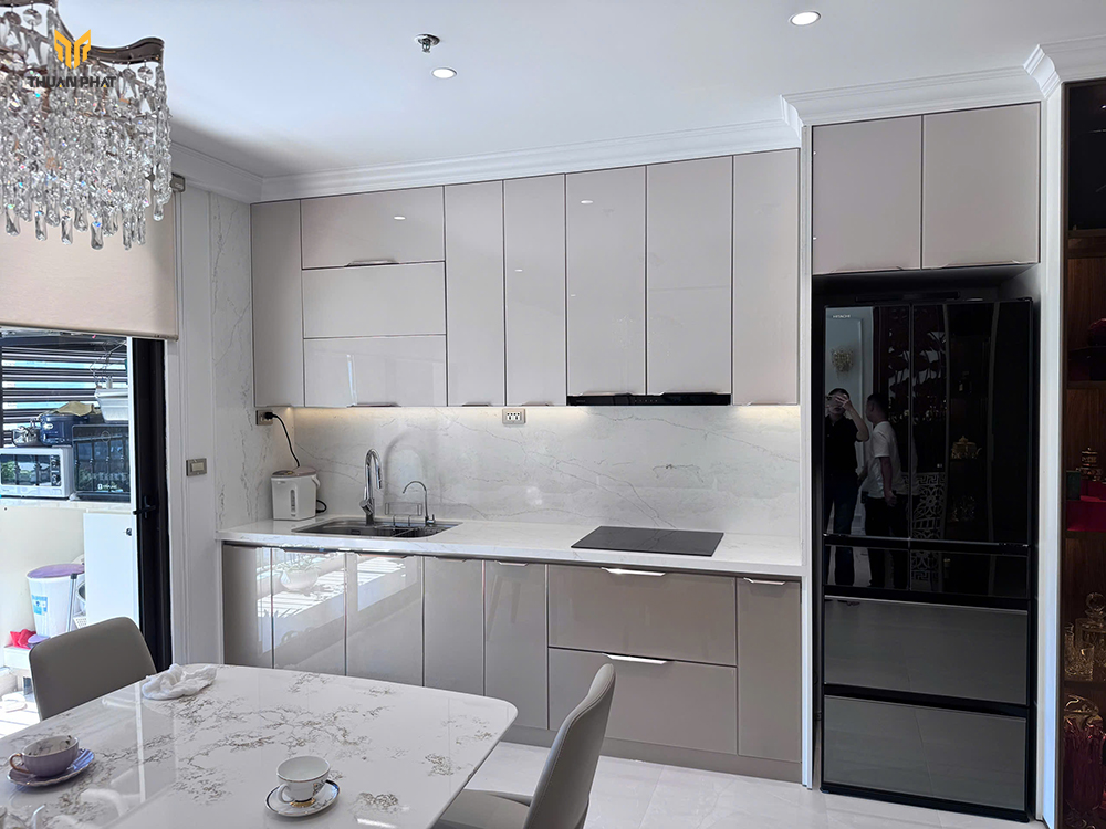 Tổng thể tủ bếp inox cánh kính nhà chú Trung Lê Văn Lương