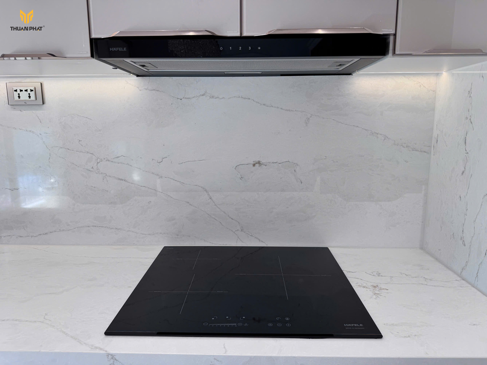 Bếp từ âm và máy hút mùi âm tủ bếp inox cánh kính