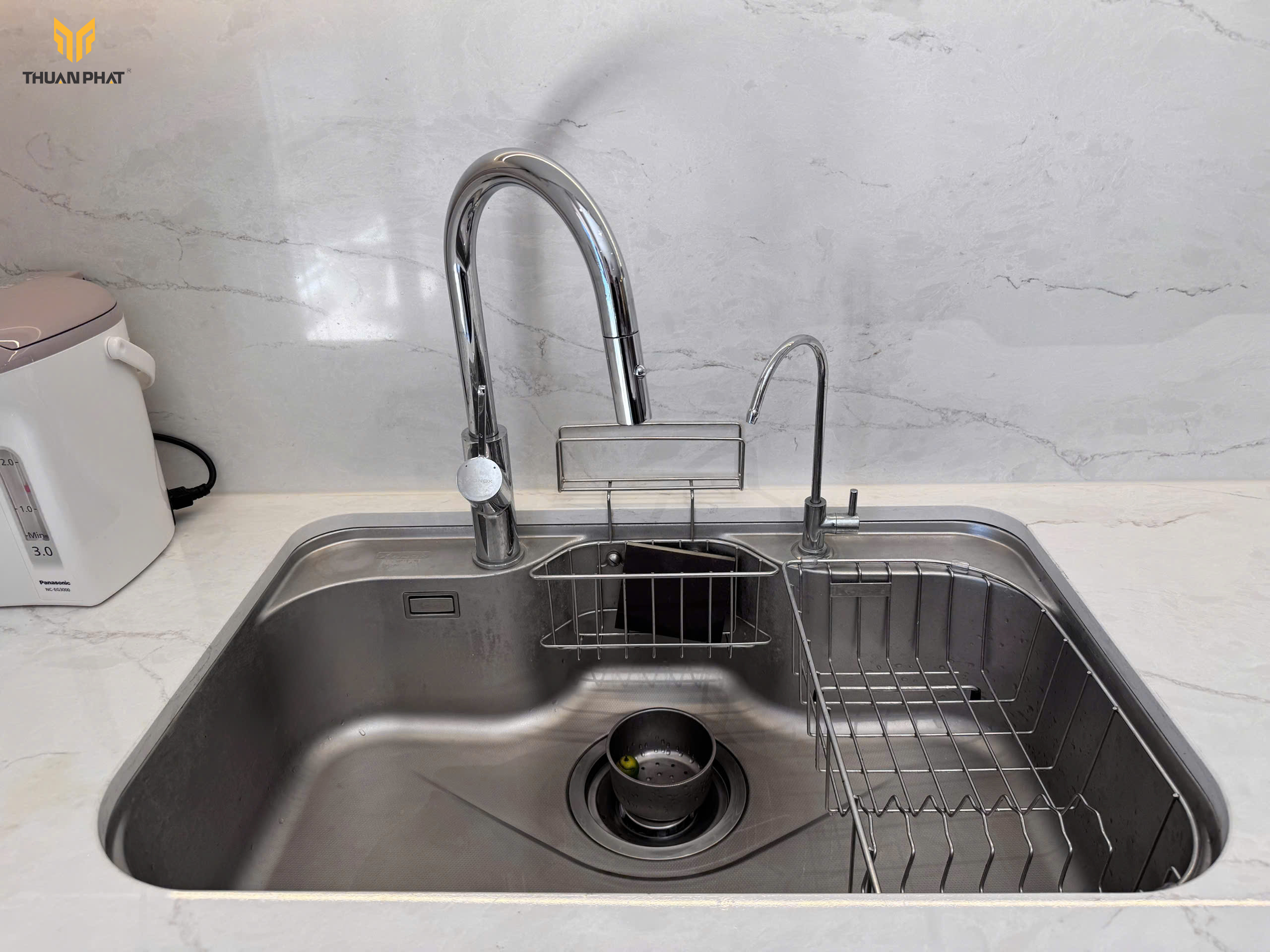 Mặt bàn đá trắng vân tủ bếp inox cánh kính
