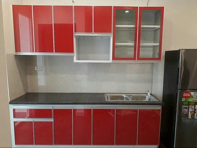 Mẫu tủ bếp nhôm kính + PVC màu đỏ bóng gương 