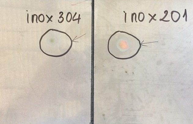 Phản ứng của bề mặt inox với hóa chất khác biệt rất rõ ràng giữa inox 201 và inox 304