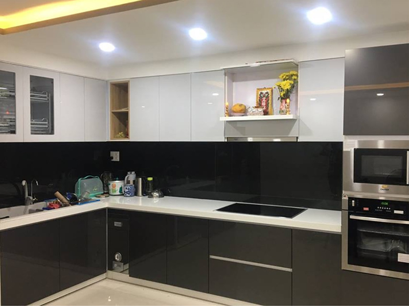 Tủ bếp Acrylic có bàn thờ ông táo