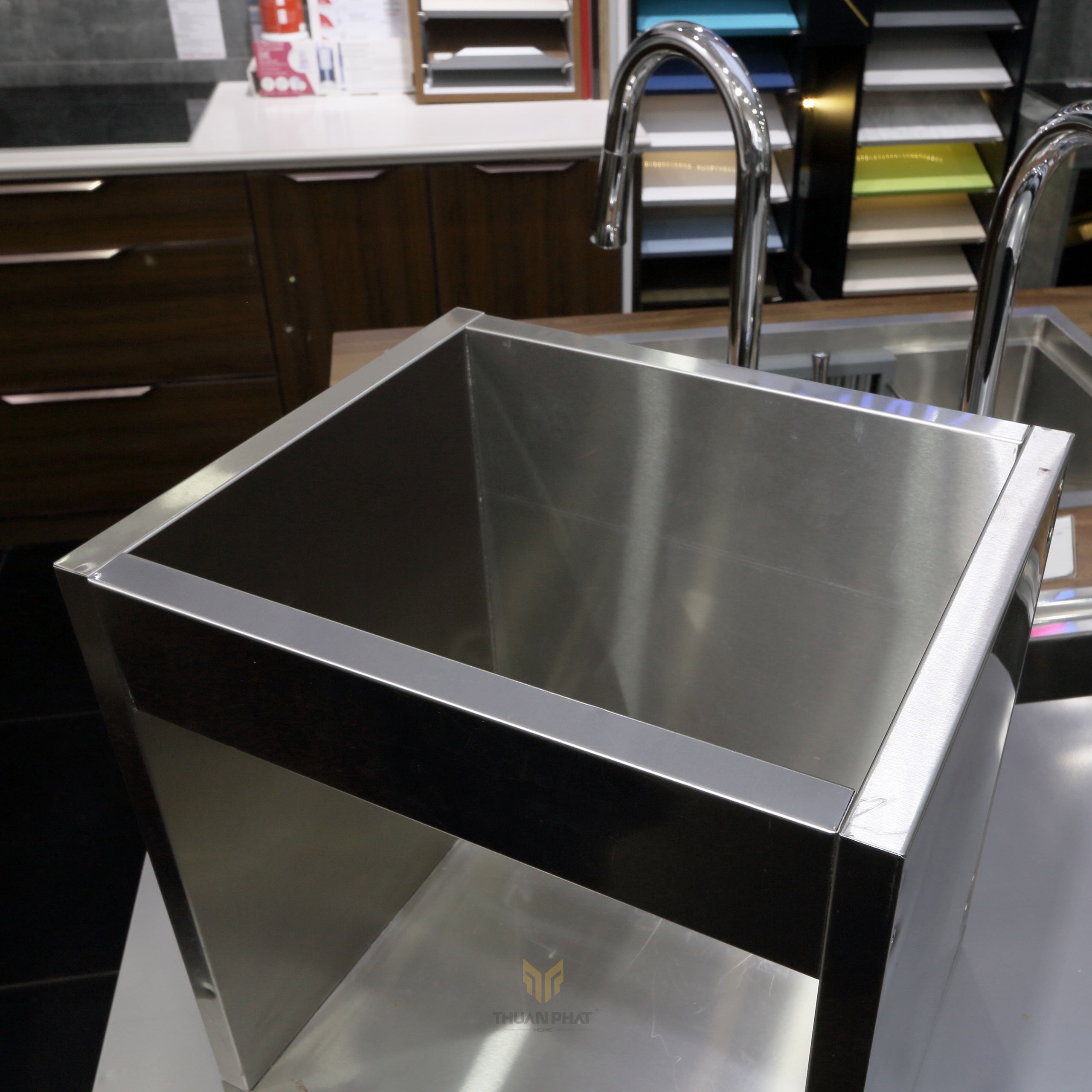 Tủ bếp inox nhập khẩu có sẵn tại showroom Thuận Phát