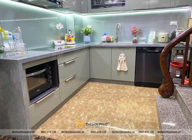 Chi tiết mặt bếp và kính ốp tường công trình nhà chị Yến Hoàng Mai