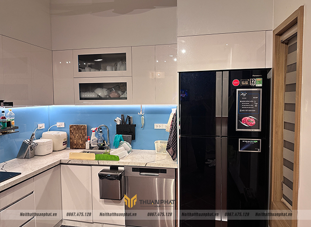 Tủ bếp trên: Thùng inox 304 gập chấn CNC dày 0.5mm, cánh MDF phủ acrylic màu đơn sắc (Mã màu AC39)