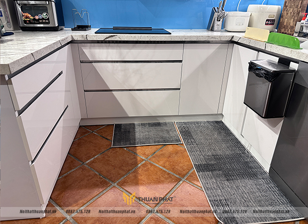 Tủ bếp dưới: Thùng inox 304 gập chấn CNC dày 0.5mm, cánh MDF phủ acrylic màu đơn sắc  (Mã màu AC39)