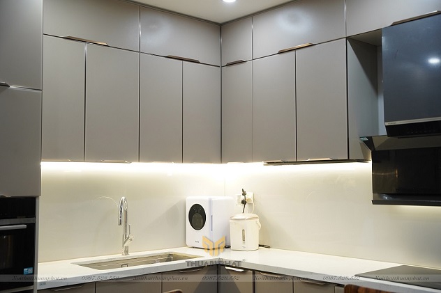 Khu vực bếp nấu tủ bếp inox cánh kính nhà anh Thược
