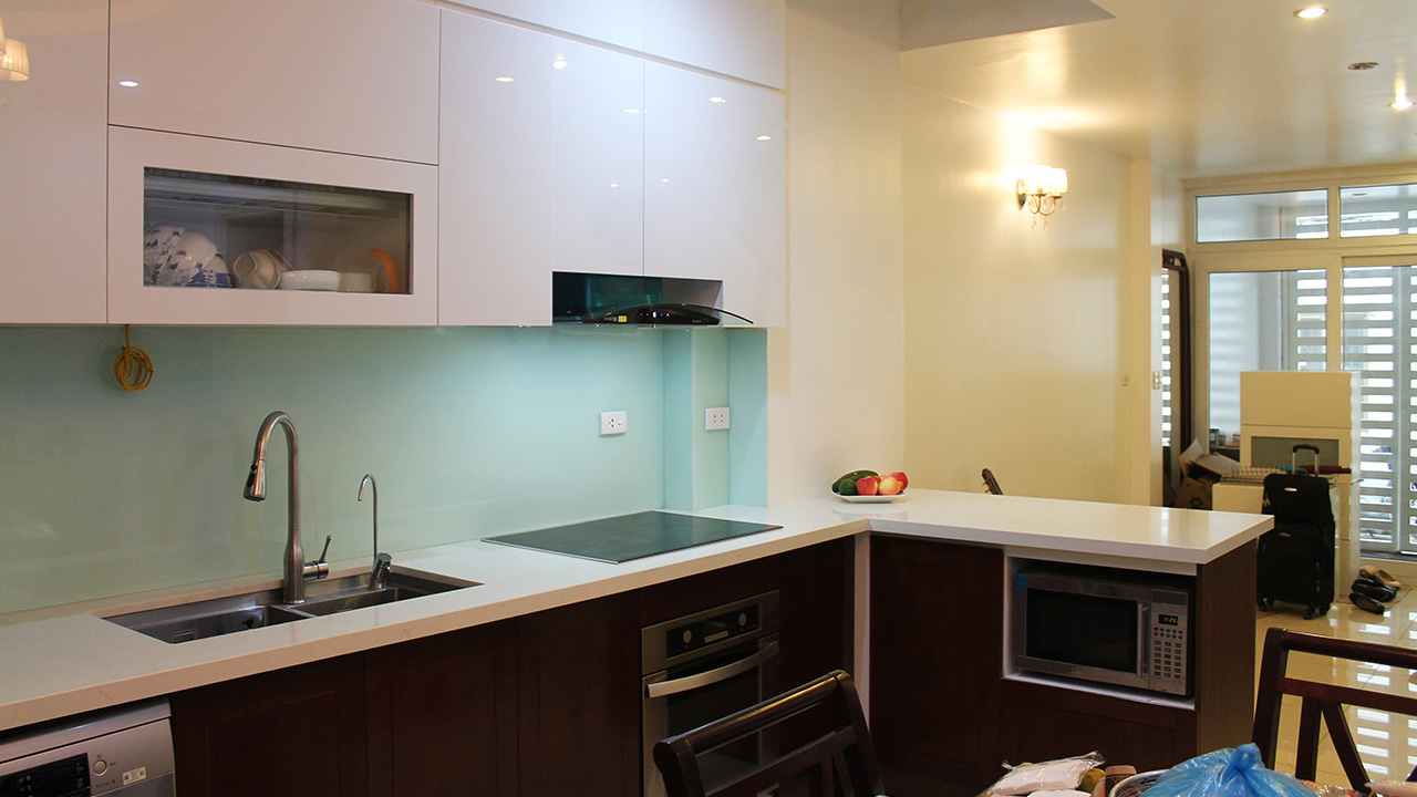 Thi Công Tủ bếp Inox cánh gỗ Sồi Mỹ kết hợp Acrylic có vẻ đẹp độc đáo, khác lạ!