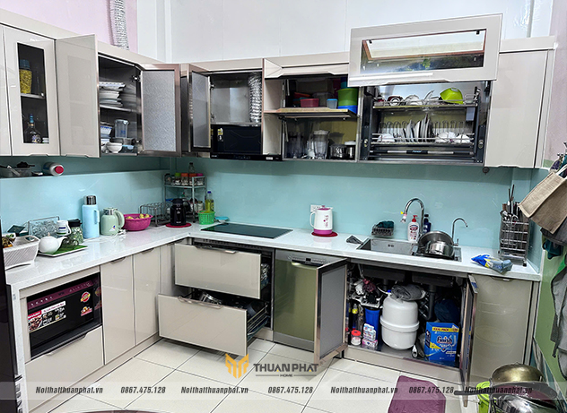 tủ bếp inox cánh kính với đầy đủ công năng