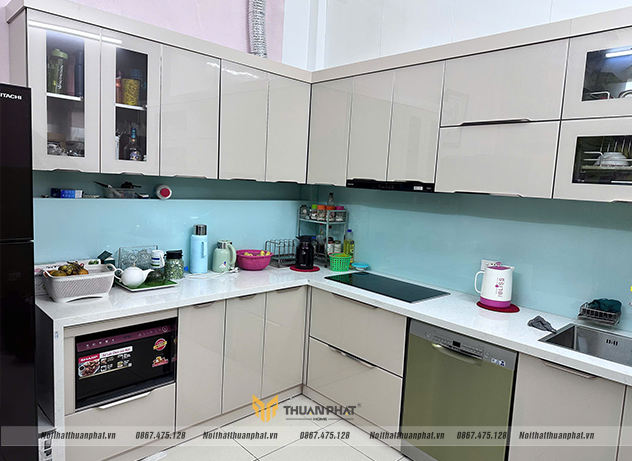 hoàn thiện bộ tủ bếp inox cánh kính nhà chị Hoa