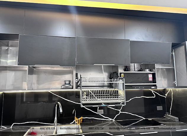 tủ bếp trên sử dụng thùng inox 304 kết hợp cánh kính nhám đen