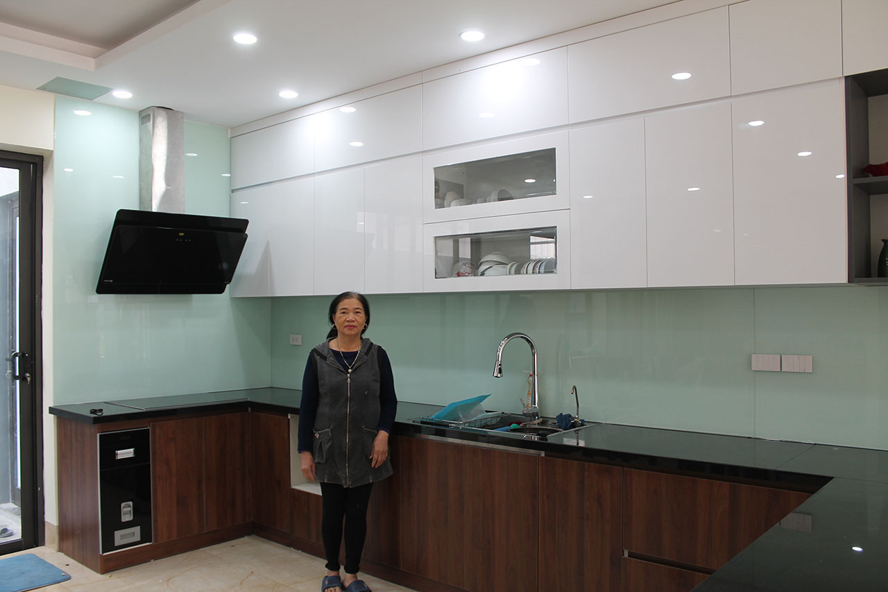 Thi Công Tủ bếp Acrylic và Laminate "siêu to" liền phòng khách - cô Lý - Biệt thự Gamuda Garden