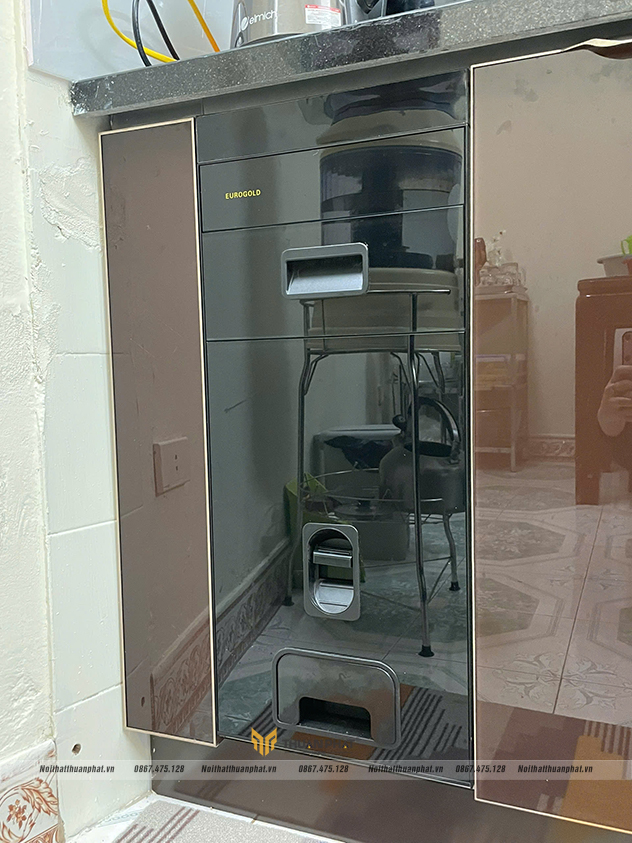 Phụ kiện tủ bếp dưới thùng rác âm giữ bếp luôn sạch sẽ