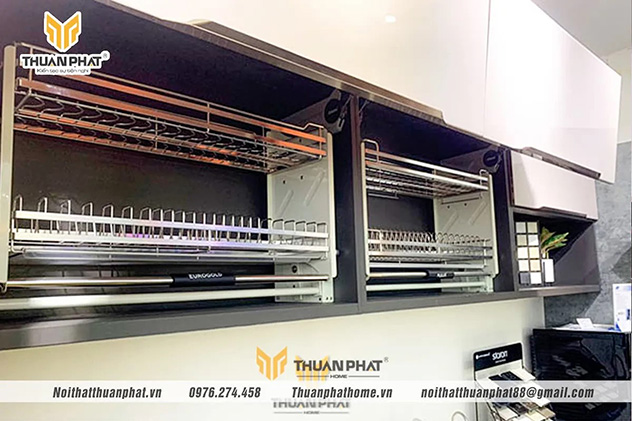 Tủ bếp inox cánh kính cao cấp của Thuận Phát sử dụng thùng inox 304 chấn gấp hệ Module