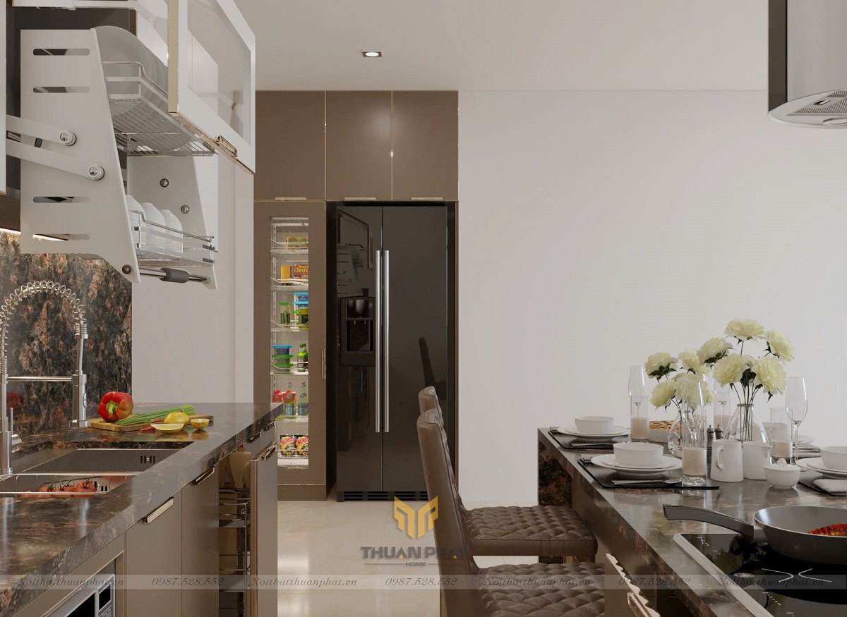 Không gian bếp gọn gàng với tủ đồ khô đứng độc lập, thiết kế đồng bộ với hệ tủ bếp hiện đại