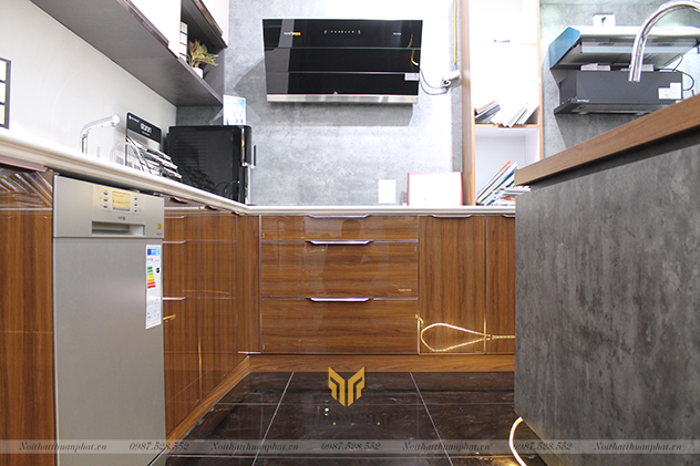 Cánh kính cường lực được Thuận Phát sơn họa tiết vân gỗ - Điểm nhấn khác biệt cho một sản phẩm tủ bếp cao cấp