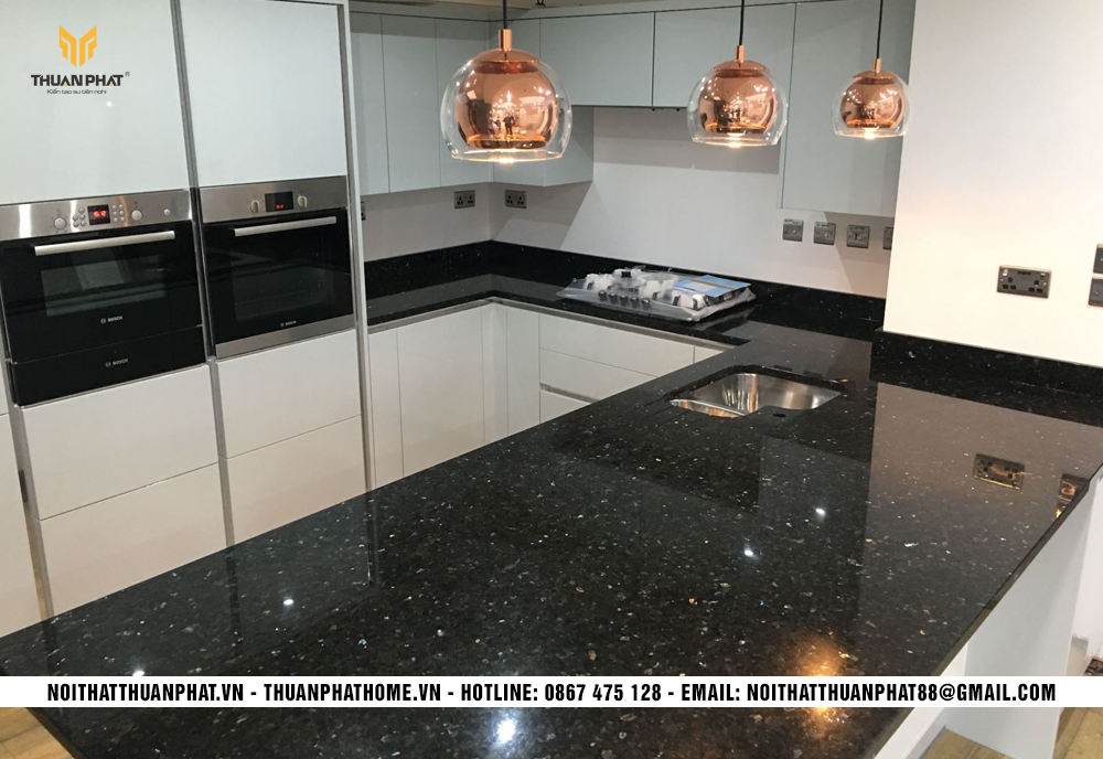 Đá hoa cương làm mặt bàn bếp kết hợp tủ bếp inox cánh kính