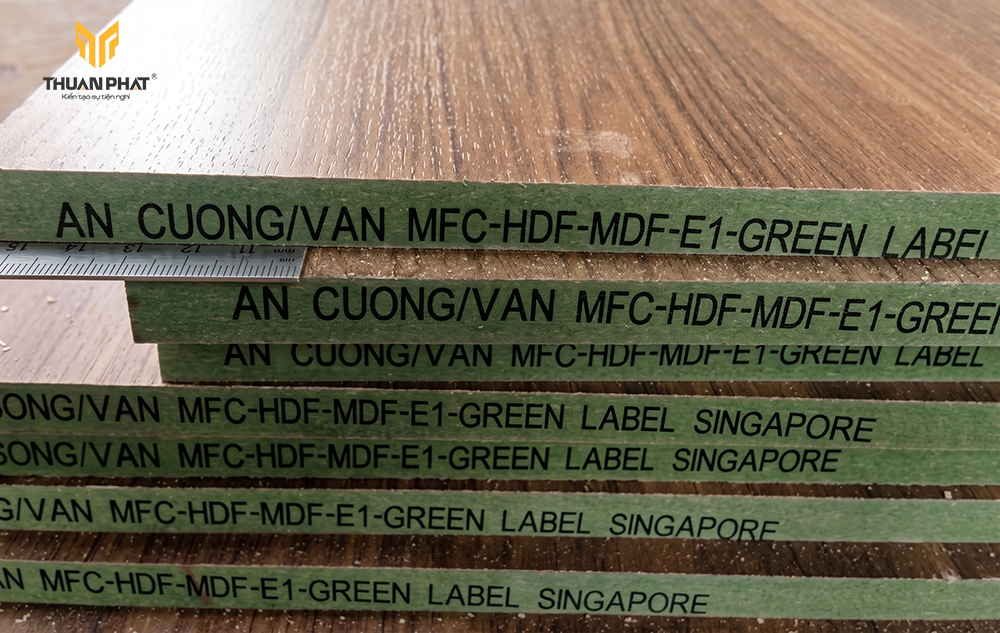 Tấm MDF lõi xanh phủ Melamine An Cường, thường dùng trong thi công tủ bếp gỗ công nghiệp.