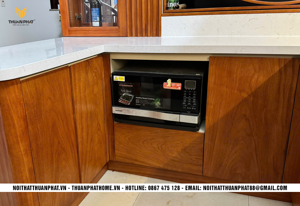 Khoang lò vi sóng trong bộ tủ bếp inox cánh gỗ Gõ Đỏ