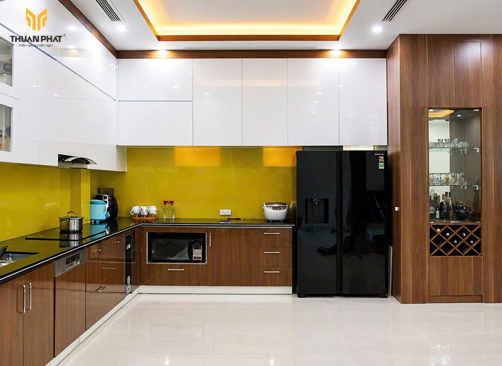 Mẫu 1 tủ bếp nhựa cánh trắng phối vân gỗ walnut kính ốp vàng
