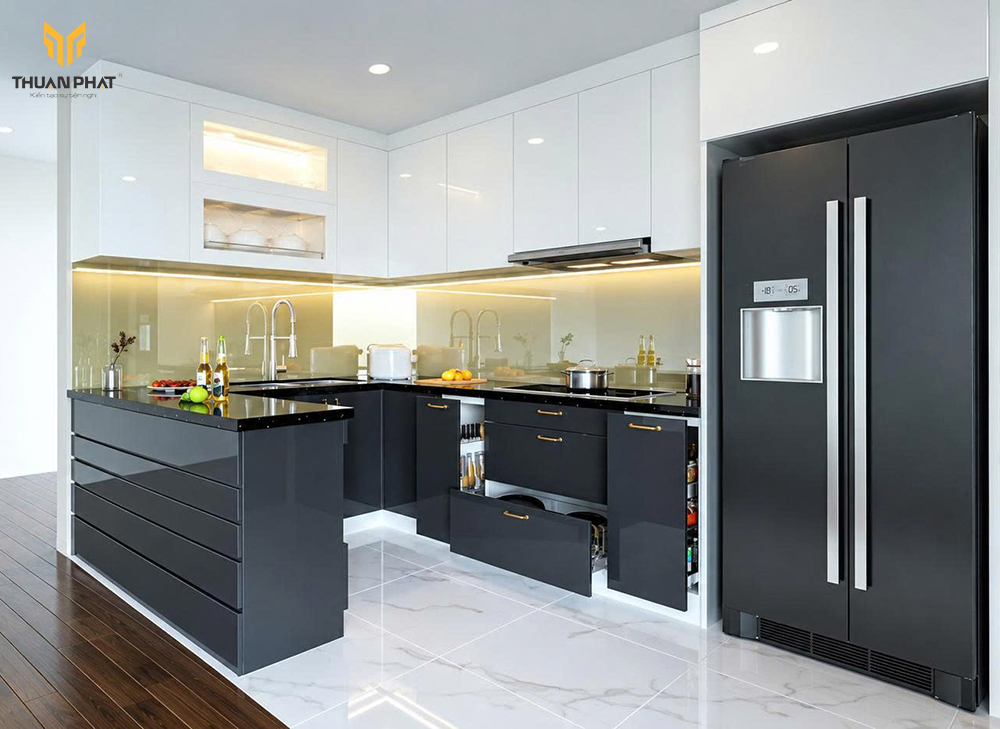 Mẫu 3 tủ bếp nhựa cánh xám khói tay nắm vàng đồng chữ U có bàn đảo