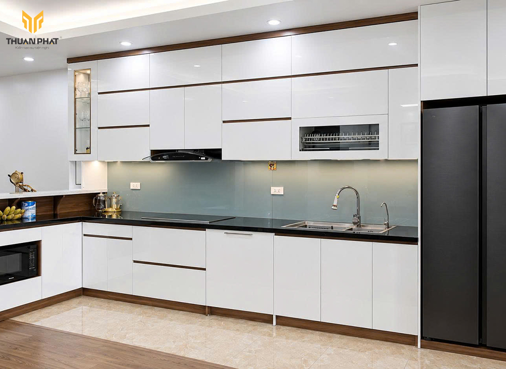 Mẫu 4 tủ bếp nhựa cánh trắng bóng viền gỗ nâu kính ốp xám