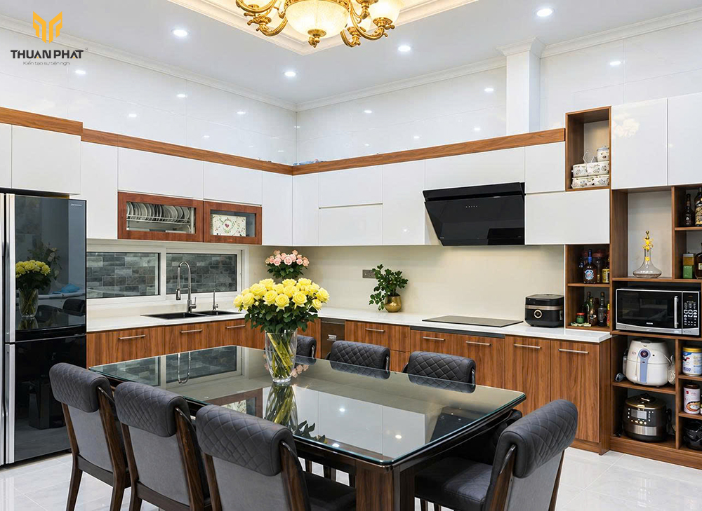 Mẫu 5 tủ bếp nhựa chữ U cánh trắng phối vân gỗ có bàn ăn kính