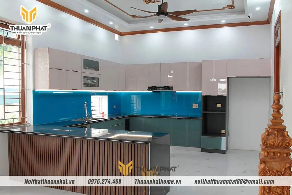 Mẫu thiết kế tủ bếp inox cánh kính màu be xanh tạo điểm nhấn nổi bật cho căn bếp