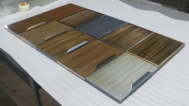 Cánh kính in UV 3D màu vân gỗ tự nhiên