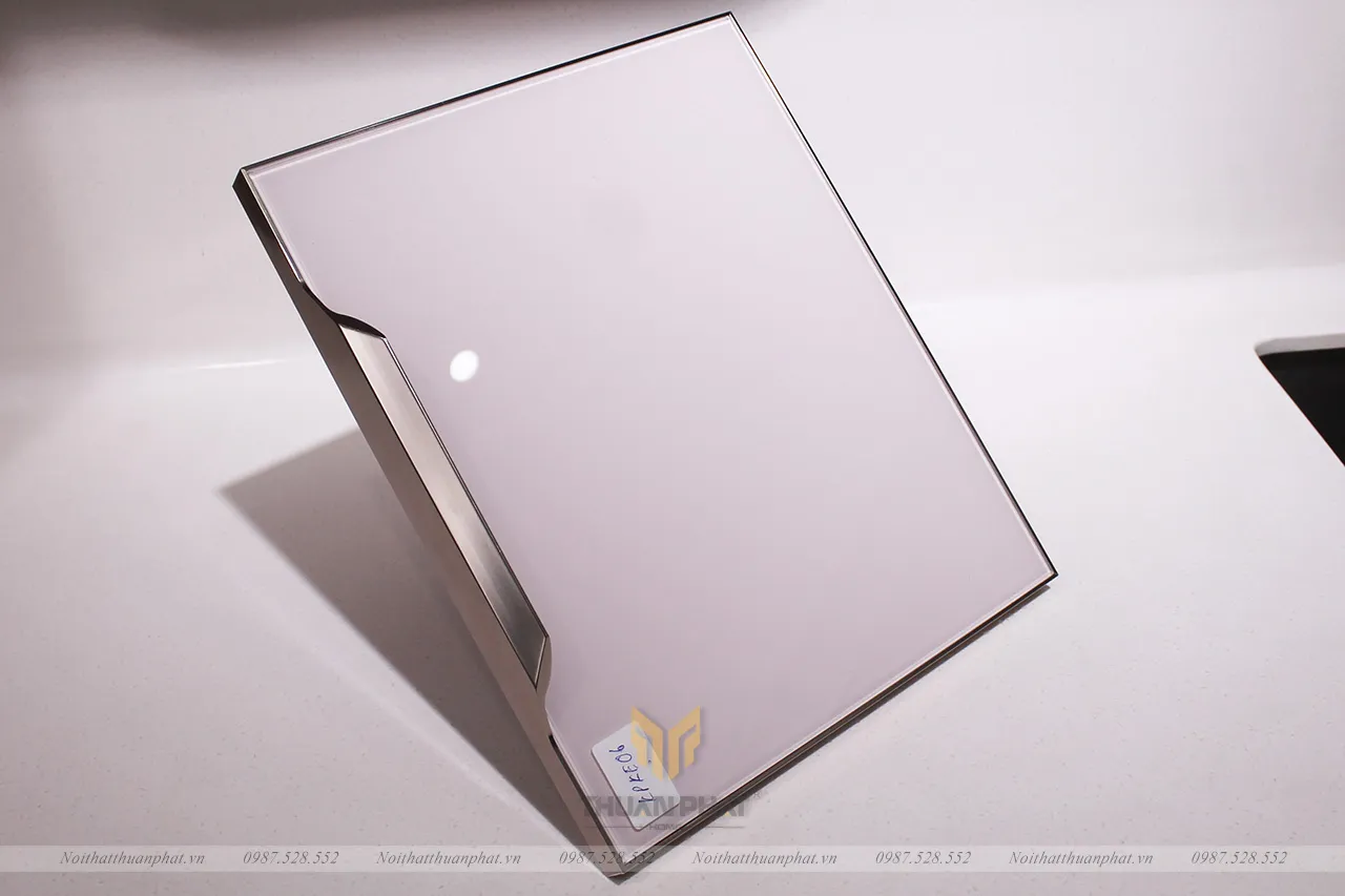 Cánh kính cường lực tủ bếp màu trắng hồng giúp gấp đôi diện tích căn bếp
