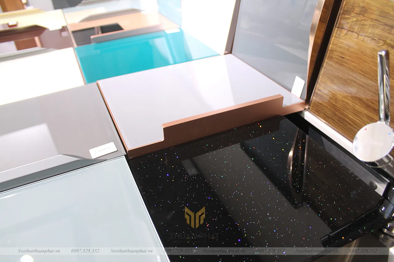 Bảng màu cánh kính tủ bếp được trưng bày tại showroom Nội Thất Thuận Phát