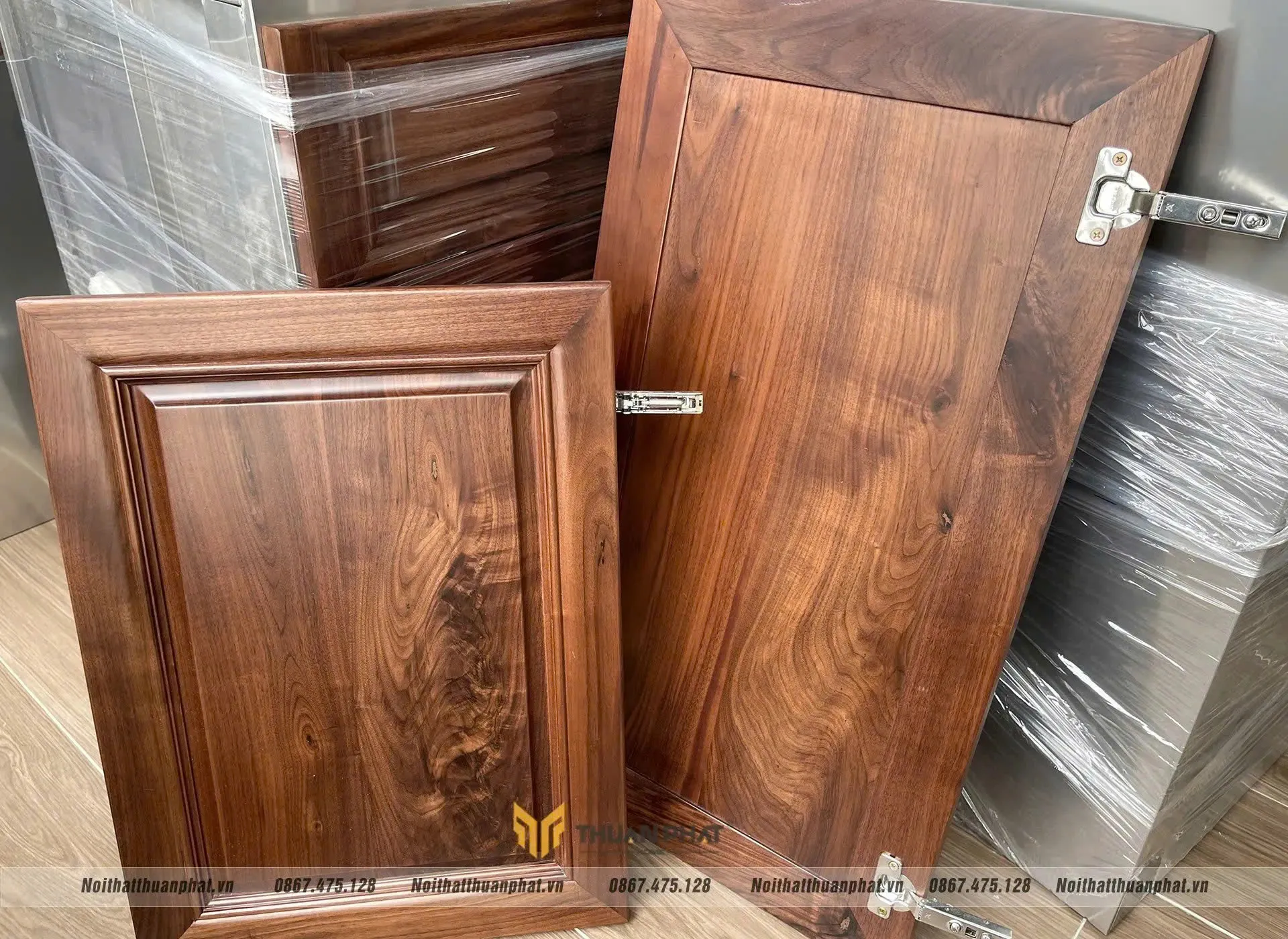 Cánh tủ bằng gỗ Óc Chó 