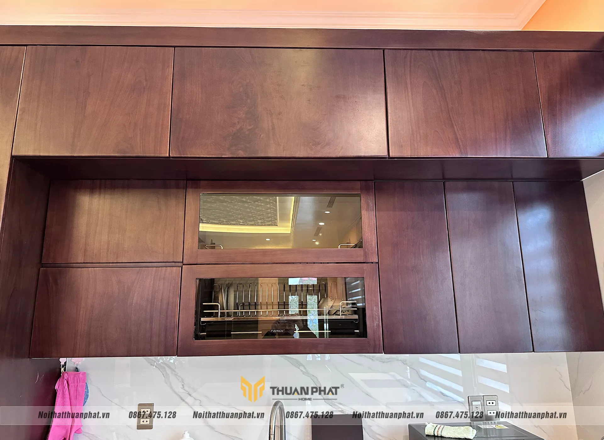 Mẫu cánh bằng gỗ Gõ Đỏ: mẫu dưới - sơn Inchem, mẫu trên - phun PU thường