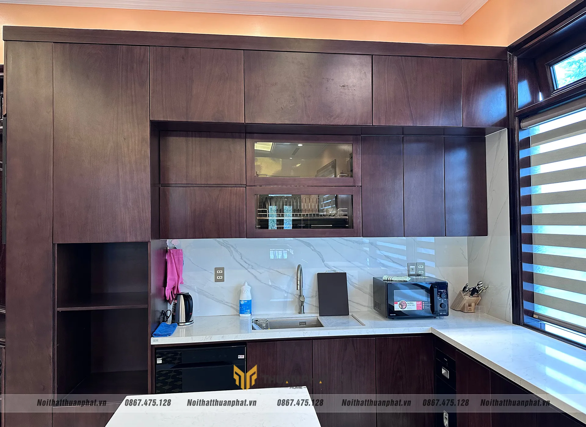 Tủ bếp gỗ gõ đỏ mang đến không gian sang trọng