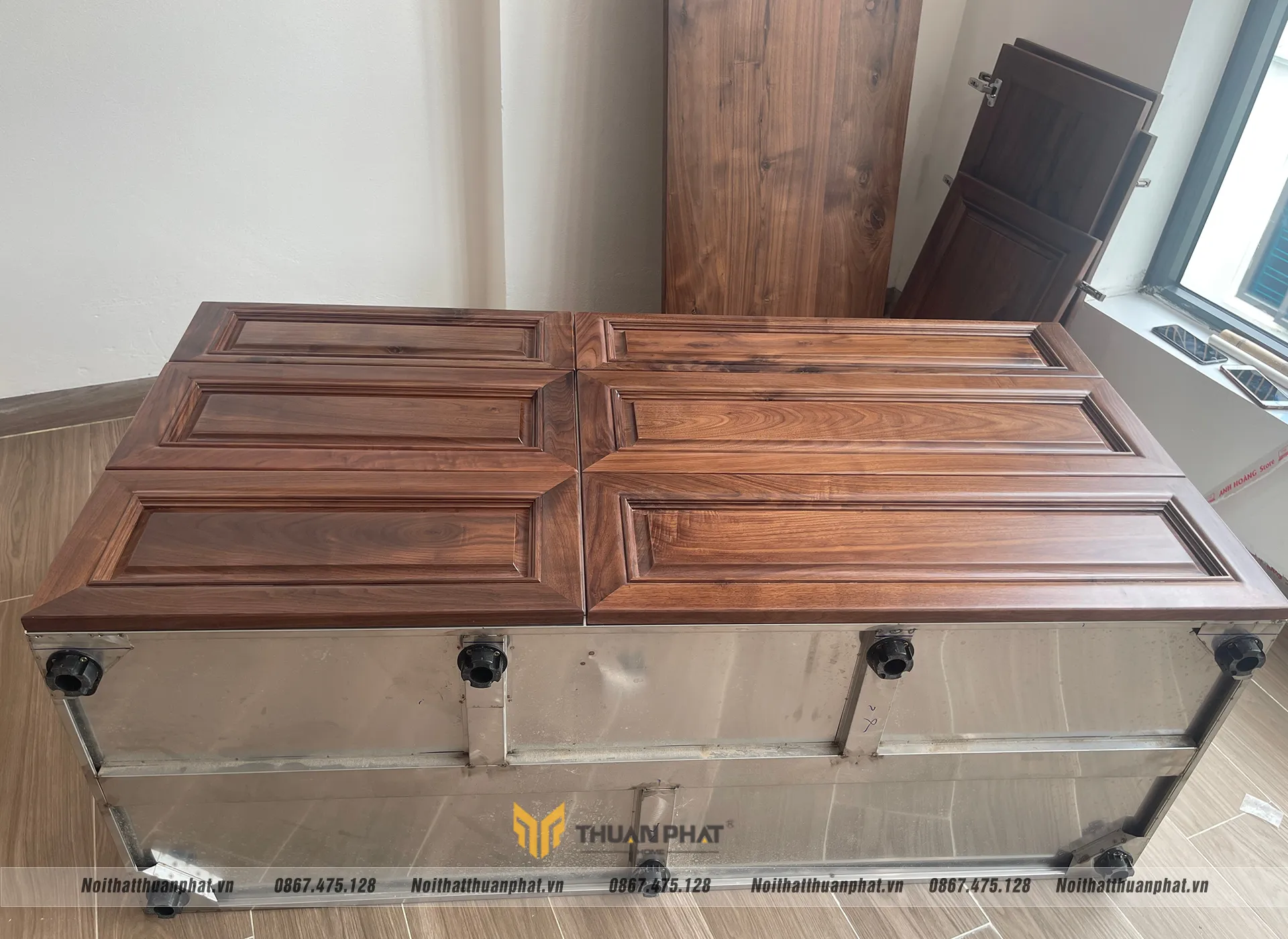 Tủ bếp sử dụng gỗ Óc Chó được chọn lọc kỹ càng