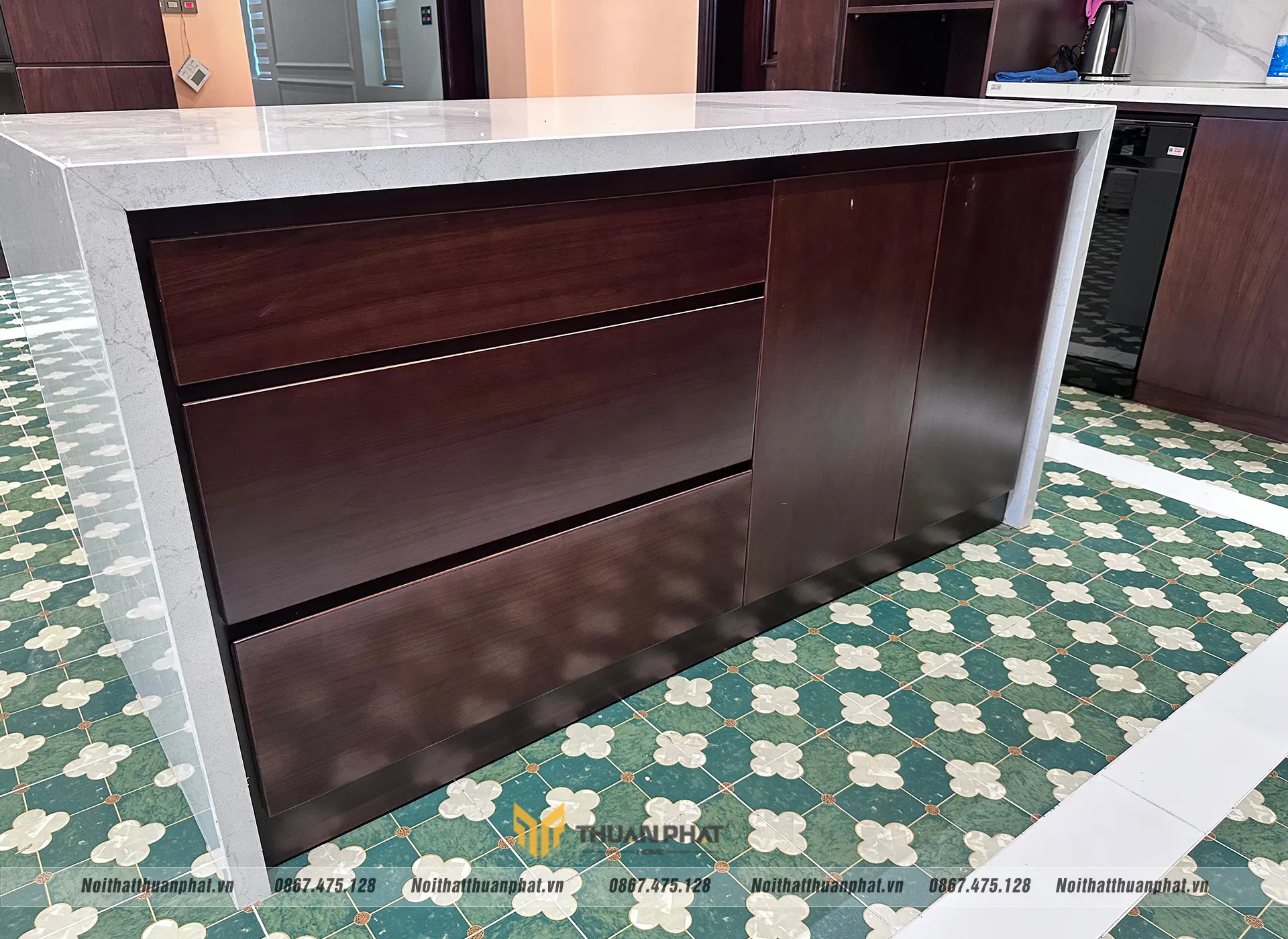 Tủ bếp sử dụng gỗ Gõ Đỏ Pachy nhập khẩu Nam Phi loại 1 được chọn lọc kỹ càng