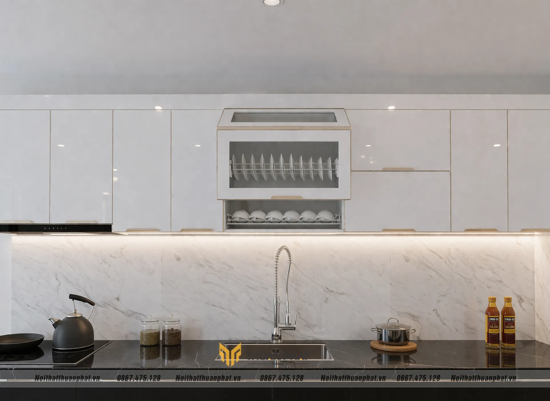 Bộ tủ bếp cánh kính trên màu trắng sứ